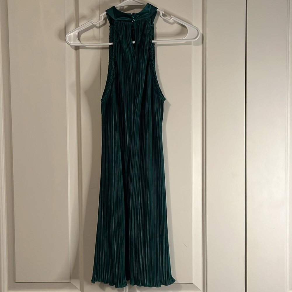 Lightly used sleeveless pleated mini dress in size XS (2) in green color.